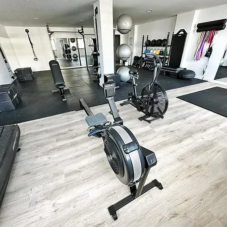 Modern Oasis - Pool, Gym & Tennis Lägenhet