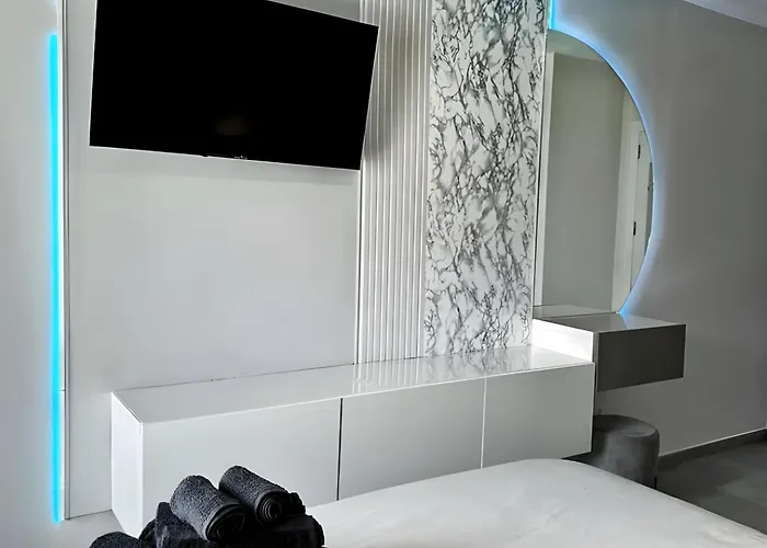 Modern Oasis - Pool, Gym & Tennis Apartmán *