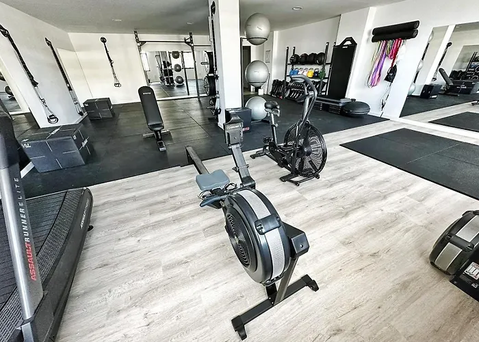 Modern Oasis - Pool, Gym & Tennis アパート